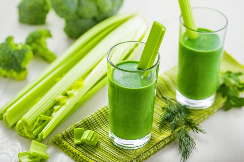 Nước ép cần tây làm giảm tình trạng tích nước giúp cơ thể trông thon gọn