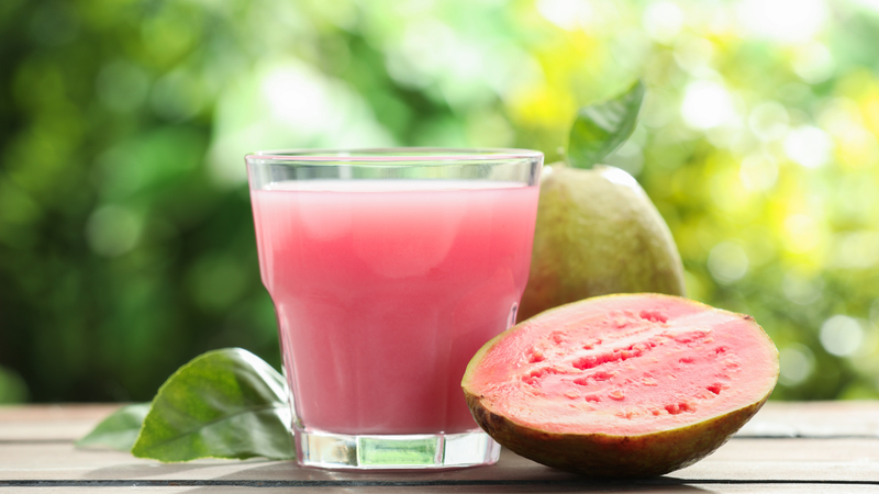 Nước ép ổi mix lê chứa nhiều chất xơ và vitamin