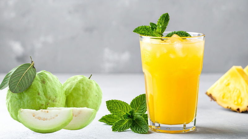 Uống nước ép ổi dứa giúp cung cấp dưỡng chất và tăng cường sức khỏe tự nhiên