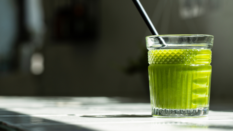 nuoc-ep-rau-diep-ca-mix-voi-gi-thi-thanh-mat-giam-mu