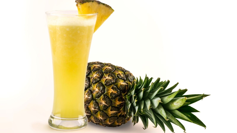Dứa chứa enzyme bromelain giúp hỗ trợ tiêu hóa protein và giảm cảm giác đầy bụng
