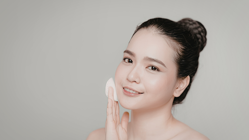 Thấm một lượng vừa đủ nước hoa hồng vào bông rồi lau nhẹ nhàng toàn mặt và vùng cổ