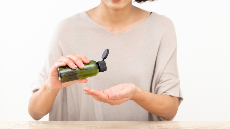 Thử nước hoa hồng trên vùng da nhỏ trước khi dùng toàn mặt