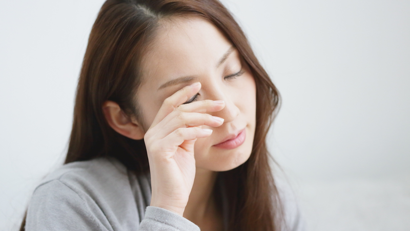 Tránh dụi, day hoặc chà xát mắt