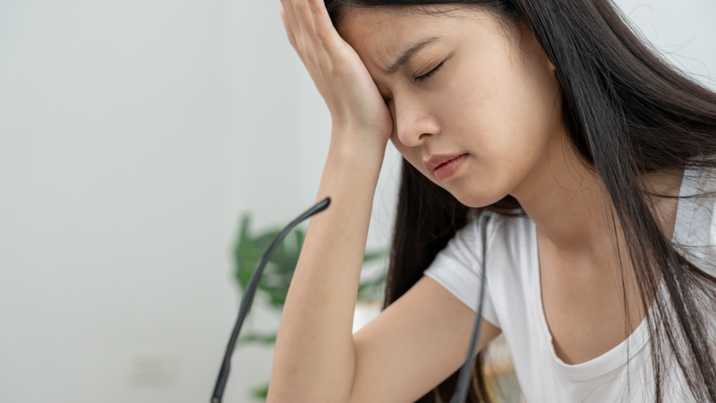 Nước hoa vào mắt có thể gây cảm giác cay rát, đỏ mắt