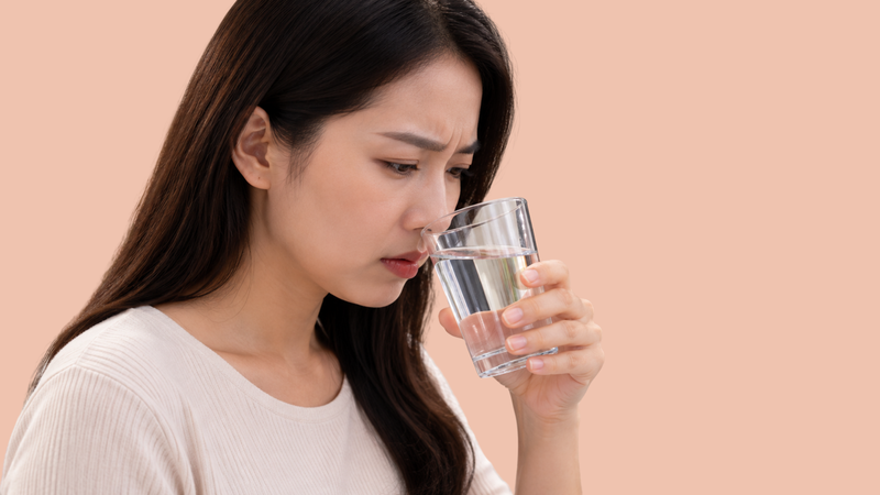 Nếu nước có mùi tanh, mùi mốc hoặc vị chua khác thường, nước có thể đã bị nhiễm khuẩn