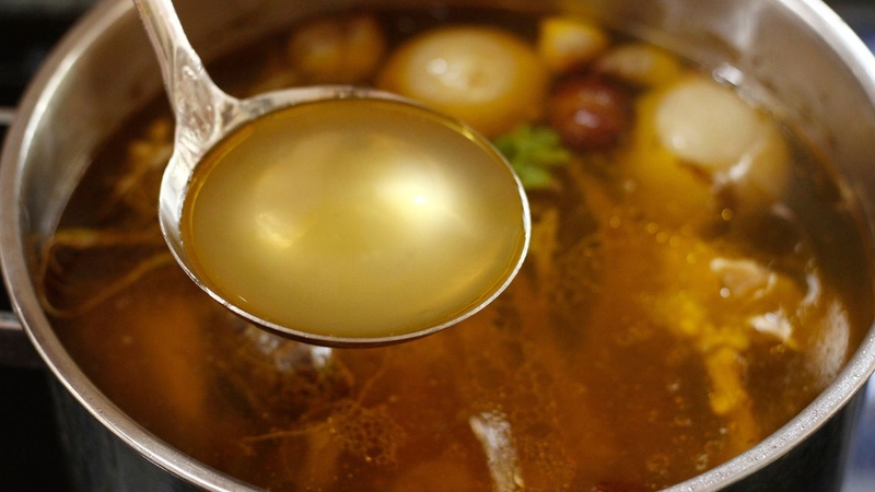 Nhiều người sẽ bất ngờ khi biết hàm lượng dưỡng chất có trong nước luộc gà