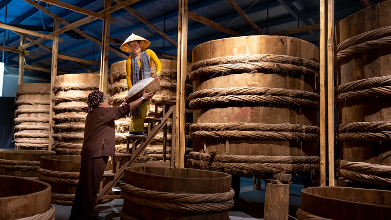 Quy trình sản xuất nước mắm truyền thống trong thùng gỗ