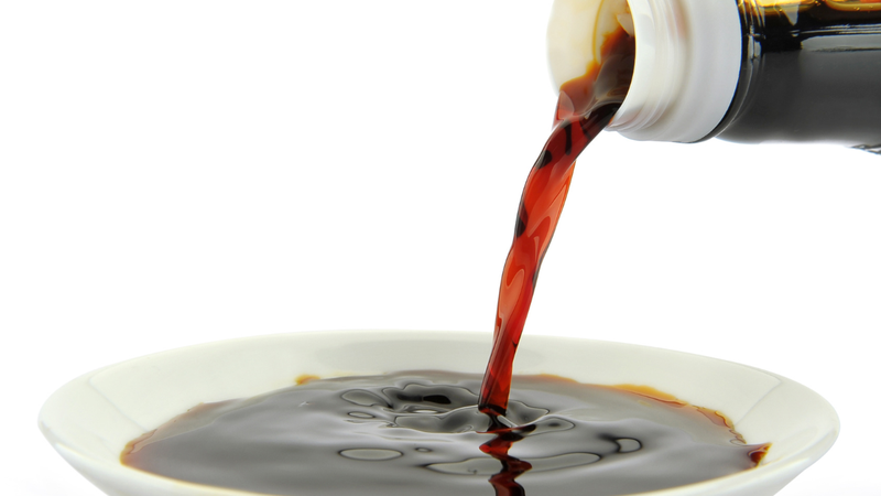 Nước mắm truyền thống có màu nâu cánh gián hoặc vàng ươm đậm