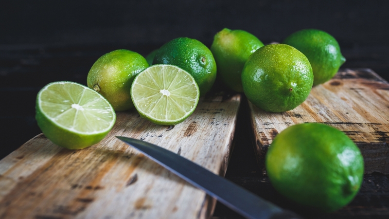 Chanh là nguồn cung cấp vitamin C dồi dào, có tác dụng nâng cao sức đề kháng