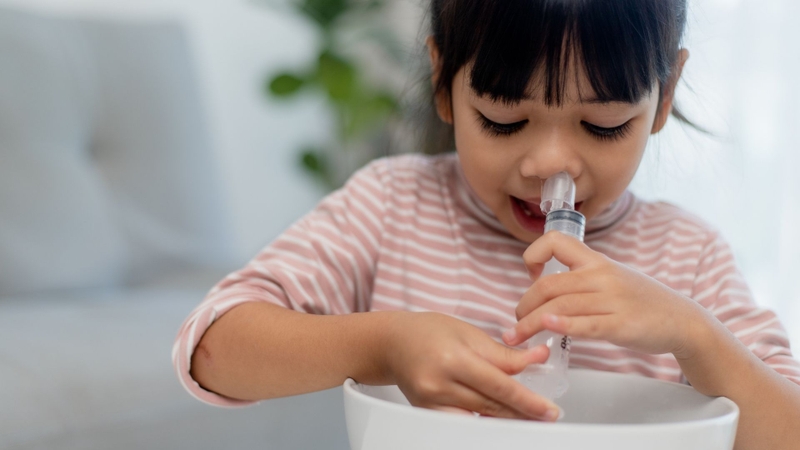 Vệ sinh mũi sai cách có thể gây kích ứng hoặc khó chịu ở tai