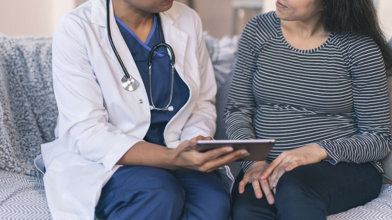 Mẹ bầu nên đi khám ngay khi phát hiện nước ối màu xanh 4