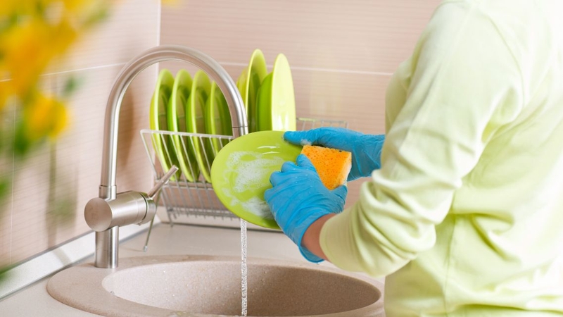 Sử dụng nước rửa chén đúng liều lượng và tráng sạch bát đĩa giúp đảm bảo vệ sinh và an toàn