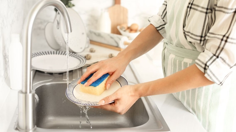 Nước rửa chén có công thức dịu nhẹ an toàn với cả da tay và sức khỏe người dùng