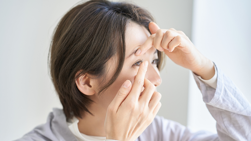 Với người đeo kính áp tròng, nên tháo kính áp tròng trước hoặc trong khi rửa mắt