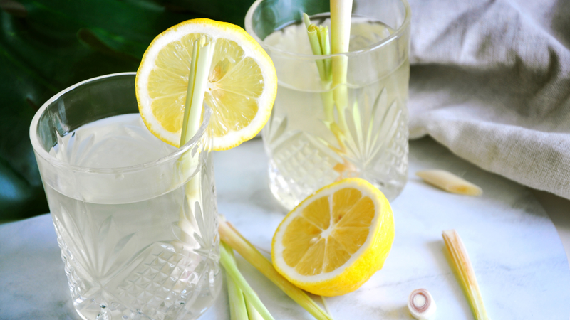 Người bị bệnh dạ dày hoặc trào ngược nên thận trọng khi uống nước sả chanh