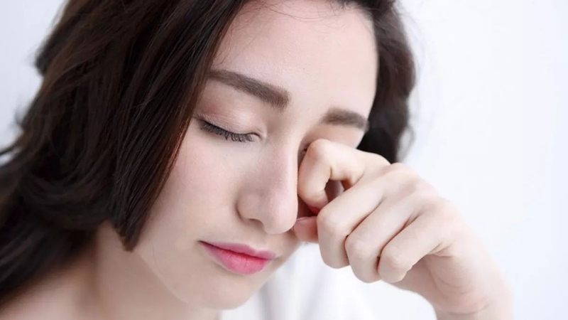 Nước tẩy trang vào mắt có sao không? Hướng dẫn cách khắc phục 2