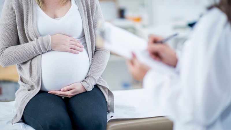 Phụ nữ mang thai cần đến khám bác sĩ nếu xuất hiện tình trạng nước tiểu có bọt