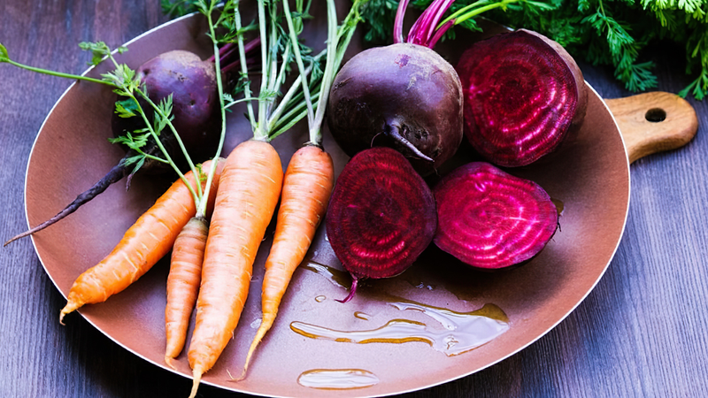 Các thực phẩm có màu đỏ, cam hoặc vàng đậm cũng có thể gây ra hiện tượng nước tiểu màu cam