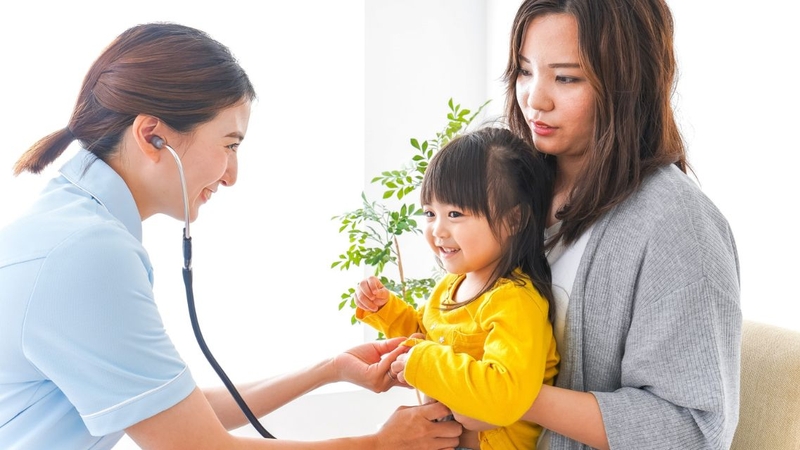 Trẻ tiểu buốt, sốt kèm nước tiểu đổi màu cần được thăm khám sớm