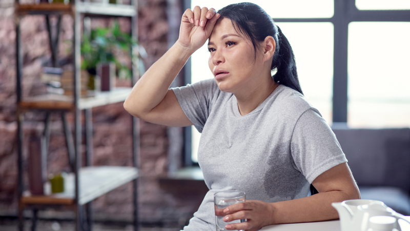 Uống ít nước hoặc ra nhiều mồ hôi khiến nước tiểu đậm đặc, dễ xuất hiện bọt