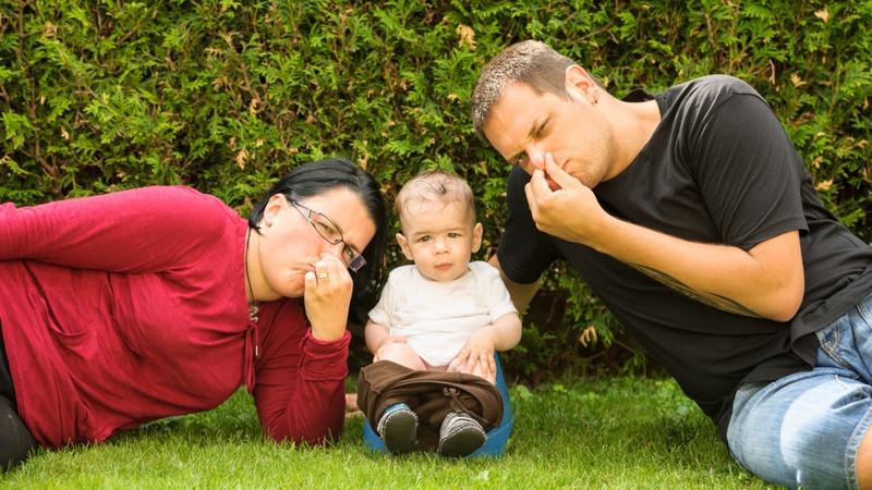 Nước tiểu trẻ sơ sinh màu vàng có mùi khai là nguyên nhân do đâu? 2