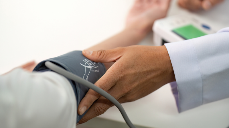 Người đang bị tăng huyết áp nên hạn chế ăn trứng vịt lộn