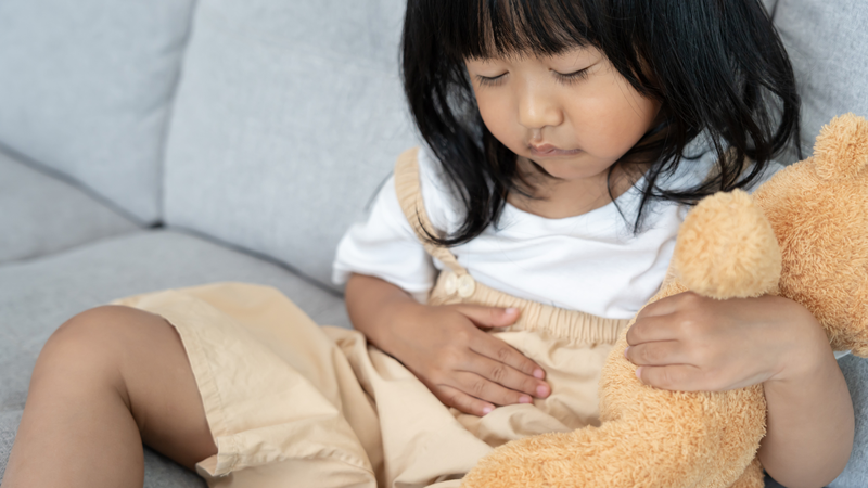 Không nên cho trẻ dưới 5 tuổi ăn trứng vịt lộn vì hệ tiêu hóa còn non yếu, dễ bị rối loạn