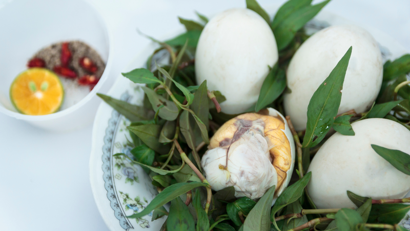 Có thể dùng trứng vịt lộn kèm rau răm và gừng để hỗ trợ tiêu hóa