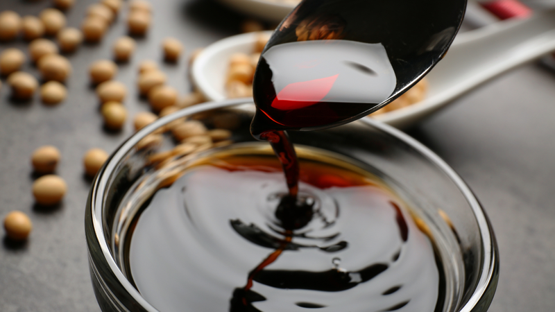 Tùy vào công thức và phương pháp sản xuất, nước tương có thể có màu sắc, độ mặn và mùi vị khác nhau.