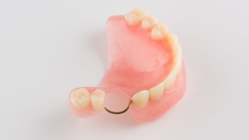 Nuốt răng giả vào bụng có sao không?