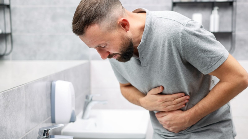 Đau bụng quặn thắt dữ dội đi kèm với biểu hiện sốt cao