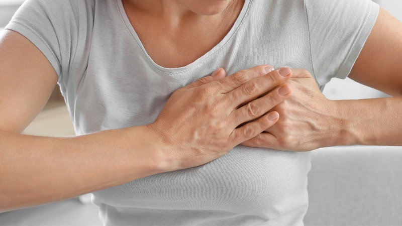 Da vùng đầu ti khô và thiếu độ ẩm tự nhiên là một nguyên nhân gây nứt cổ gà