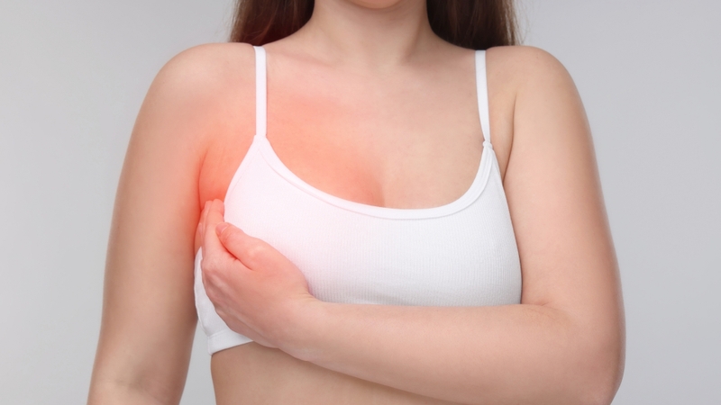 Áo ngực quá chật, chất liệu bí bách hoặc không thấm hút tốt có thể làm tăng ma sát và giữ ẩm ở vùng ngực
