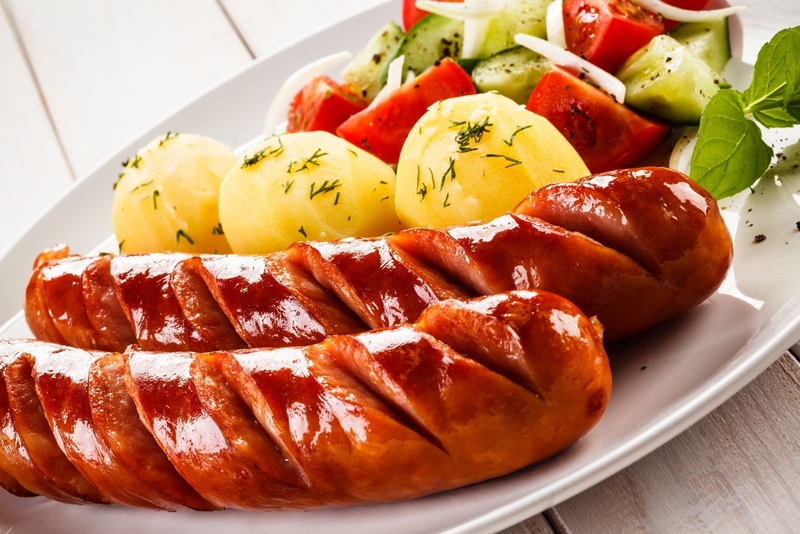 ở cữ ăn được xúc xích không 2