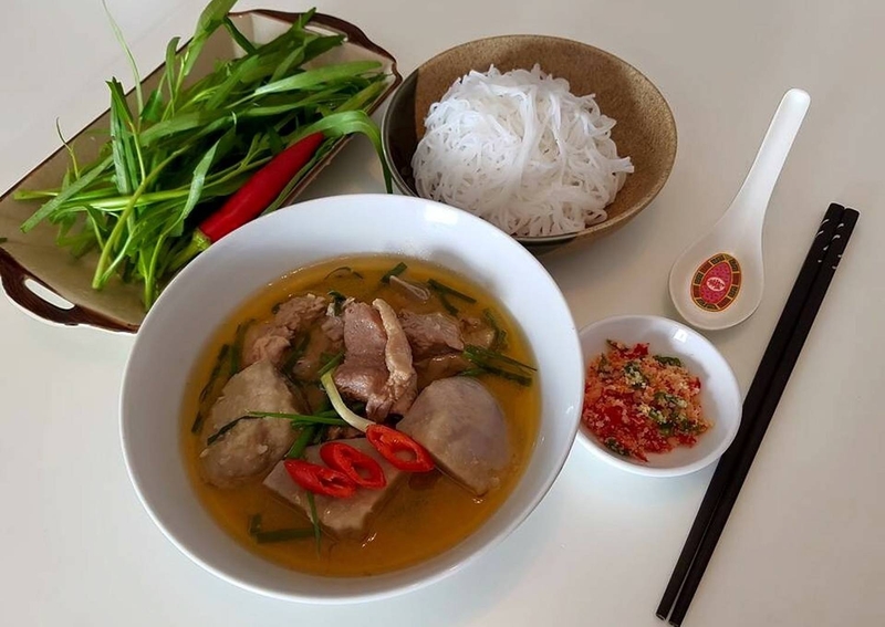 Nguyên nhân là bởi thịt vịt có tính hàn mạnh, trong khi đó cơ thể người mẹ sau sinh chưa hồi phục hoàn toàn sau cơn vượt cạn. Vì thế những thực phẩm tính hàn sẽ không phải là lựa chọn phù hợp, có thể dẫn đến đau bụng, khó tiêu.&nbsp; 5