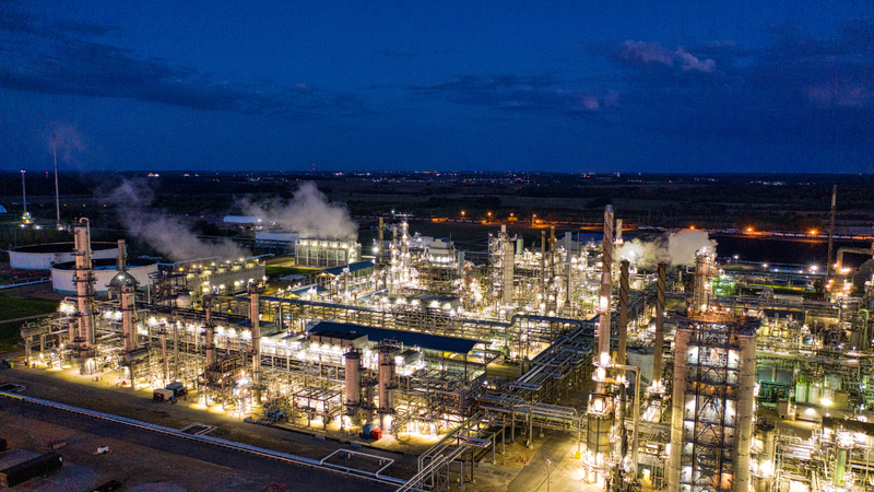 Ô nhiễm ánh sáng bắt nguồn chủ yếu từ sự phát triển mạnh mẽ công nghiệp và quá trình đô thị hóa nhanh chóng