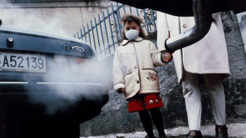 Ô nhiễm không khí, đặc biệt là bụi mịn và khí độc, có thể gây sinh non, trẻ nhẹ cân và ảnh hưởng lâu dài đến sự phát triển thể chất, não bộ của thai nhi và trẻ nhỏ