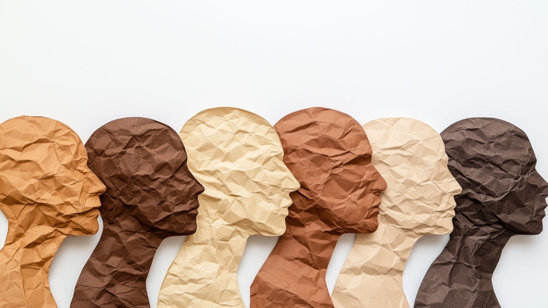 Ở trong nhà nhiều có trắng không khi màu da được quyết định bởi nhiều yếu tố?