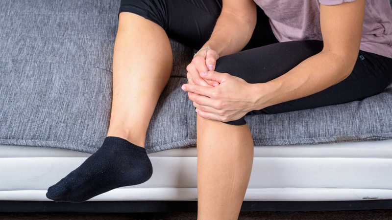 Đau, sưng và hạn chế vận động là dấu hiệu điển hình