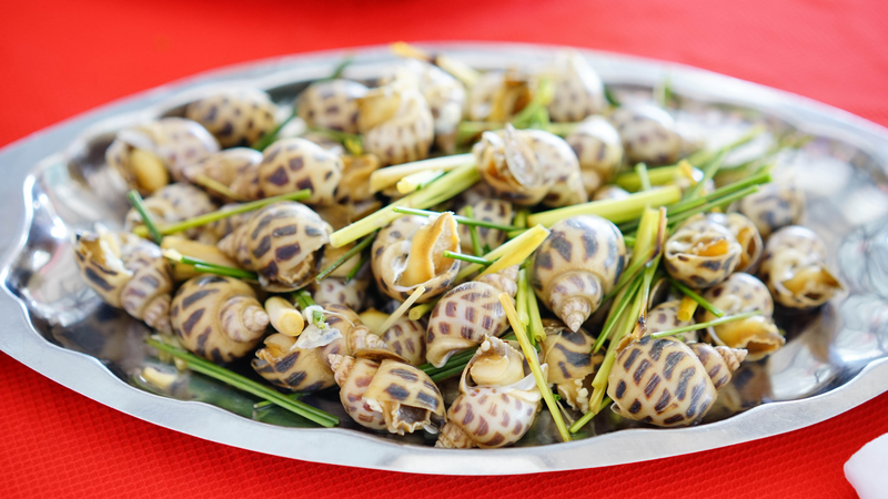 Ăn ốc hương hấp hoặc luộc để hạn chế calo dư thừa