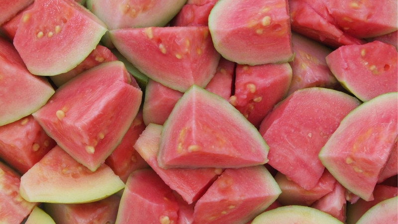 Dù tốt cho sức khỏe, bạn cũng chỉ nên ăn ổi ruột hồng với lượng vừa phải