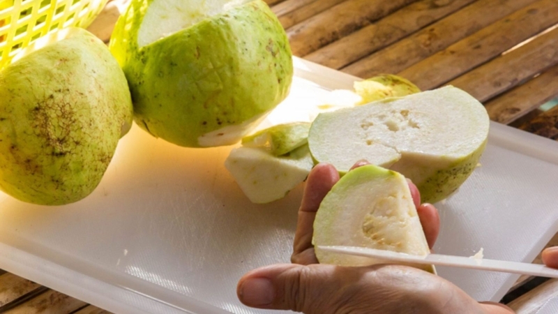 Bạn nên ăn ổi ruột trắng giữa các bữa ăn chính