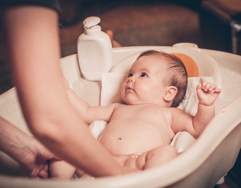 Nên chăm sóc vùng kín của bé bằng dung dịch vệ sinh phụ nữ