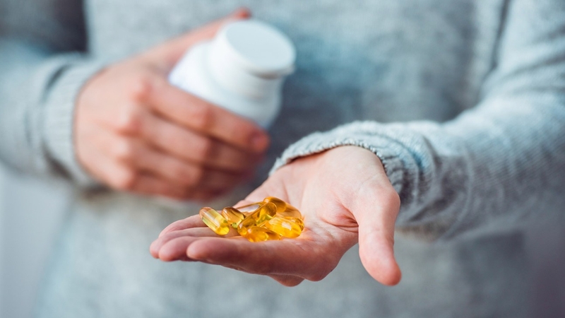 Omega 3 có uống chung với thuốc tây được không? Khả năng kết hợp tùy loại thuốc và liều lượng sử dụng