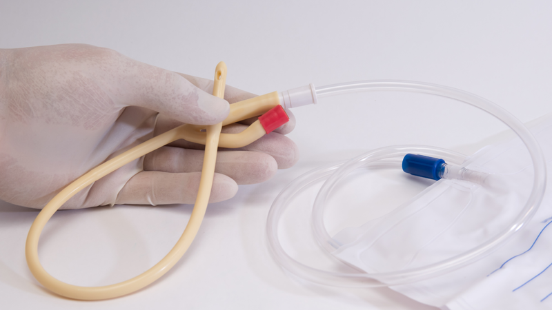 Ống thông được bôi trơn bằng gel chuyên dụng nhằm giảm ma sát