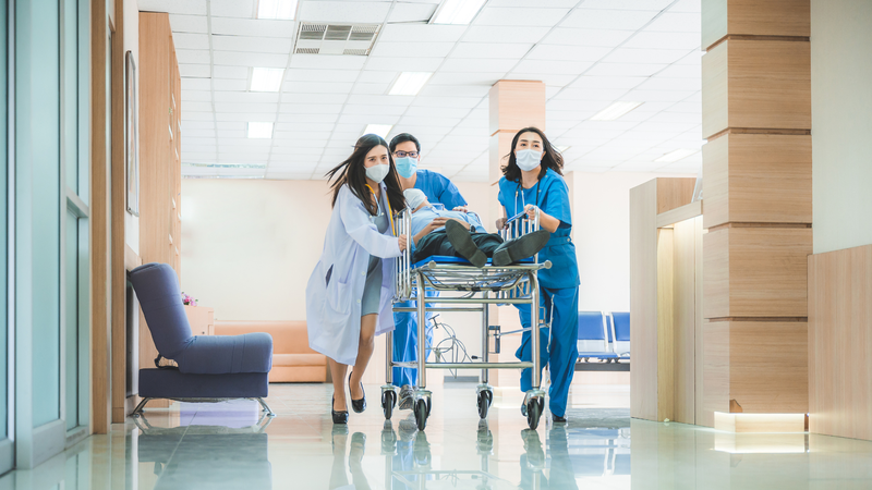 Nếu có bất kỳ dấu hiệu nào của sốc phản vệ, cần gọi cấp cứu 115 hoặc đưa nạn nhân đến cơ sở y tế gần nhất ngay lập tức