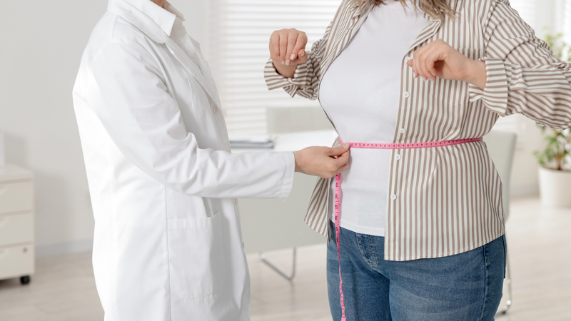 Ozempic®® có thể hỗ trợ giảm cân nhờ tác động làm giảm cảm giác thèm ăn và làm chậm tiêu hóa