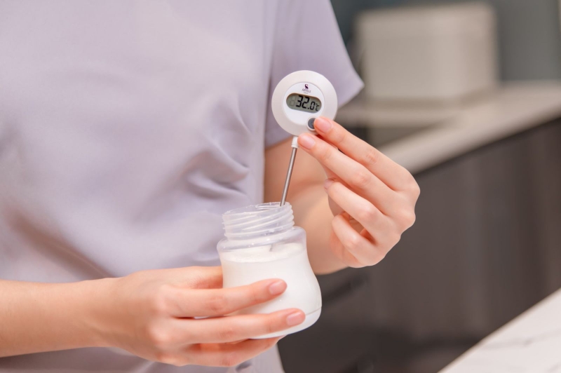 Nước pha sữa công thức cho bé tốt nhất là nước ấm
