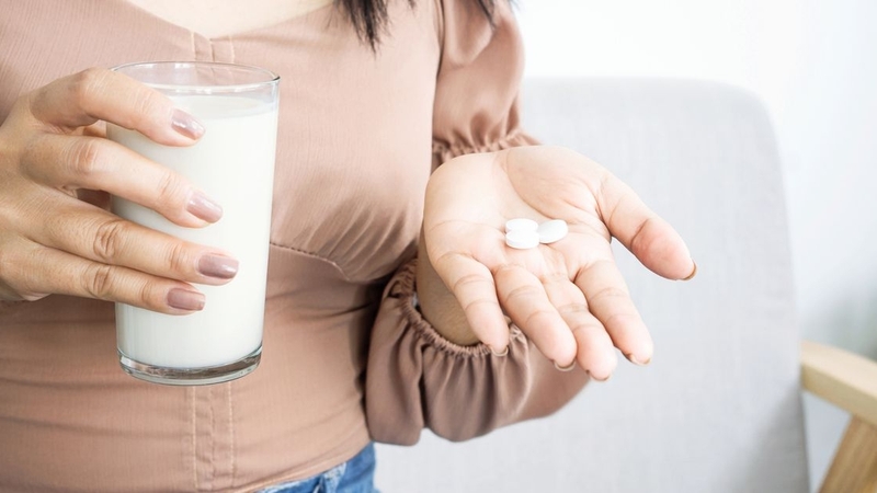 Ba mẹ có nên pha thuốc vào sữa cho trẻ nhỏ uống hay không? 1